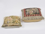 Lote composto por duas almofadas francesas em tecido ricamente bordado sendo uma com natureza morta e a outra com cena campestre. Med da maior: 54 x 54cm