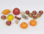 Lote composto por 14 frutas decorativas em material sintético policromado. Med do maior: 14cm
