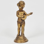 MENINO TOCANDO BANDOLIM - Escultura em estuque patinado a ouro velho. Med: 33cm