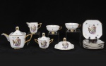 Parte de serviço para chá em porcelana condessa no predominante tom branco, decorado em policromia com reserva com monge, gueixa, animais e ideogramas, com bordas e detalhes gravados a ouro. Composto por 02 xícaras de chá, 01 bule, 01 açucareiro 01 cremeira, 06 pratinhos para pão e 01 manteigueira. Total: 12 peças