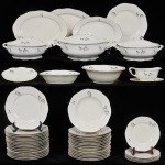 PIRKEN HAMMER (Tchecoslováquia) - Carisbad - Parte de aparelho de jantar em porcelana no predominante tom branco decorado em policromia com sinos em reserva, bordas onduladas e filetadas a prata composto por: 17 pratos rasos, 15 pratos para sopa, 05 pratos para sobremesa (um com fio de cabelo) 03 travessas ovais rasas, 02 legumeiras com tampa, 01 sopeira com tampa, 01 travessa redonda rasa, 01 molheira, 01 saladeira e 02 covilhetes. Total: 48 peças