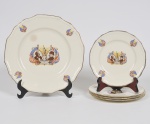 ALFRED MEAKIN (Inglaterra) - Royal Marigold - Raro Conjunto para bolo de coleção em porcelana inglesa com decoração em policromia em comemoração ao fim da Segunda Guerra Mundial. Composto por um prato maior e 04 pratos de sobremesa. Peça marcada