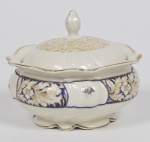 ROSENTHAL (Alemanha) Rara bomboniere de coleção em porcelana alemã, bojo gomado com decoração em policromia com motivos florais em reserva, detalhes no bojo e na tampa gravados a ouro bordas e base onduladas, pega da tampa em forma de pinha. Peça marcada. Med: 19 x 15cm