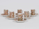 Lote composto por 06 xícaras para café com pires em porcelana europeia, decoração em policromia com motivos florais