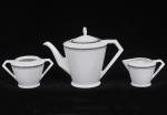 NORITAKE - Lote composto por 03 peças em porcelana japonesa, decoração com treliças e frisos em folha de prata. Composto por: Bule de chá, cremeira e Açucareiro sem tampa. Peça marcada na base