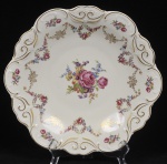 BAVARIA EDELSTEIN - Belíssimo prato em porcelana alemã de coleção com rica decoração floral policromada e detalhes gravados a ouro. Bordas onduladas. Med: 31cm