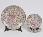 Lote composto por 03 peças em porcelana Hong Kong ricamente decorada em policromia com motivos fitomórficos composto por um prato pra bolo e 02 pratos de sobremesa