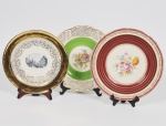 Lote com 03 pratos de parede de coleção em porcelana europeia de diferentes marcas, procedências e decorações. Med da maior: 28cm (Uma com lascado)