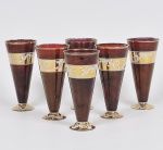 Lote composto por 07 tulipas para chopp em vidro venesiano no tom rubi com faixas douradas e decorado com acantos em relevo. med: 17cm