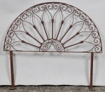 Antiga Cabeceira francesa para cama de solteiro executada em ferro fundido patinado e filigranado, decoração em volutas formando corações . Med: 1,20m x 1,07m (No Estado)