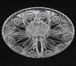 Belíssima petisqueira com 07 divisórias no estilo art deco em cristal europeu, lapidação em palmas, treliças e geométricos, divisória central para molhos em formato exagonal com tampa. Med 30cm