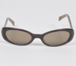 TOMMY HILFIGER - Óculos de sol  com armação em metal e material sintético. Med: 13 x 3,5cm