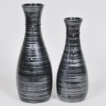 Lote composto por 02 vasos floreiras em cerâmica esmaltada e vitrificada decorada em nuances nos tons cinza e negro. Med do maior: 38cm