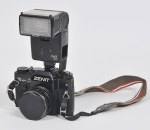 COLECIONISMO - ZENITH -  Câmera fotográfica analógica modelo 12 XP com lente de 58mm e acompanhando Flash Zenith modelo 122A. Sem  garantia de funcionamento