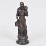 MONGE - Escultura oriental em madeira de lei finamente entalhada e patinada. Ausência de assinatura. Med: 30cm