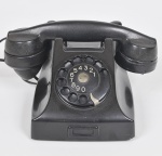 COLECIONISMO - Telefone analógico da companhia telefônica brasileira (CTB) década de 1960/1970 com caixa em baquelite na cor preta e maquinário em metal  Med: 18 x 15 x 15cm