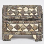 Baú porta jóias executado em madeira de lei entalhada com aplicações em metal dourado cinzelado e material sintético. Com revestimento interno em tecido. Med: 25 x 16 x 22cm