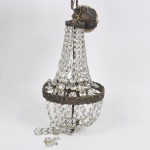 Lustre de teto para 3 luzes com estrutura em metal ricamente cinzelado e galeria em contas de cristal. Acompanha Canopla . Med: 60cm (No Estado)