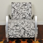 DESIGN - Poltrona contemporânea com estrutura em alumínio fundido, assento e encosto estofado e revestido em tecido ricamente decorado. Med: 77 x 75 x 70cm