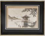 PAISAGEM COM VELEIROS E AVES - Obra japonesa em seda ricamente bordada em mínimos detalhes. Moldura com proteção em Vidro. Med: 33 x 30cm (Obra) e 65 x 50cm (Total)