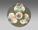 IMARI - Extraordinário Medalhão em porcelana Imari do Século XIX, finamente esmaltado em raríssimos tons, decorado a mão com flores, folhas e paisagens em reserva, parte traseira com abstratos. Med: 47cm