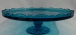 Prato para bolo em vidro com pé na cor azul, com lindas aplicação de coroas , deixará qualquer decoração linda. Pode ser usado como suporte de bolo e doces e também como centro de mesa. Diâmetro 29 cm e Altura 9 cm