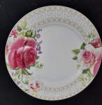 Elegante prato em porcelana com delicadas rosas - Diâmetro:  27 cm ( Lote com defeito na rosa maior com excesso de de tinta e descascando)