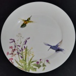 Elegante prato em porcelana com flora e fauna brasileira - Diâmetro:  27 cm