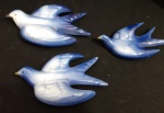 Trio de pássaros faianças na cor azul - Medidas 18x11 cm / 16x09 cm e 14x08 cm .