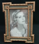 Porta retrato em resina na cor dourado e verde - Medidas: 16x20 cm ( Total)
