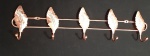 Gancho em metal na cor bronze rose com cinco ganchos, em cada gancho com decoração de folhas - Medidas:  39x10 cm