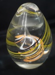 Peso de papel em vidro murano transparente, com detalhe em espiral com varias cores - Diâmetro: 6 cm / Altura: 10 cm. ( Lote com pequeno rachado)