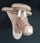 Peanha de madeira em patina, entalhada representada por cavalo - Medidas: 29x19x25 cm