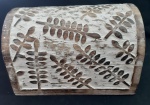 Caixa baú em madeira em patina, entalhada com ramos- Medidas: 24x15x15 cm