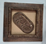 Quadro losango em madeira ao fundo detalhe em madeira entalhada um animal - Medidas;  30x30 cm