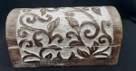 Caixa baú em madeira em patina, entalhada com folhas e arabescos -  Medidas: 17x09x08 cm