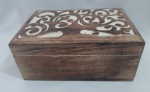 Caixa  em madeira em patina, entalhada com desenhos em arabescos-  Medidas: 23x15x10 cm