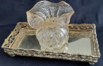 Linda bandeja espelhada em metal dourado e vaso em murano  - Medidas 28x13x6,5 cm( bandeja) murano com rachadura e lascados( lote vendido no estado)