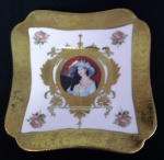 Pequeno adorno em  porcelana  Chinesa  X RONGTAI com fundo na cor rosa e bordas douradas, ao centro figura de mulher - Medidas: 12x12 cm