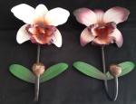 Dois lindos cabines em metal representando flor orquídea -  Altura 26 cm( lote com as bolas em madeira descascando)