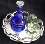 Linda bandeja em elos  espelhada e elegante perfumeiro em vidro na cor azul, sendo sua tampa aplicador em vidro   -Diâmetro: 27 cm e  Altura: 17 cm( perfumeiro)