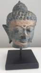 Escultura  em resina representando cabeça divindade,  sobre suporte de ferro - Medidas: 12x12x 2 cm base e Altura: 24 cm - Lote com uma orelha quebrada e colada e ambas com lascados.