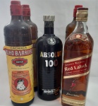 Cinco garrafas de bebeidas ,  uma Vodka Premium Absolut 100 1l, uma de whisky red label, e três garrafas de Velho Barreiro.
