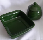 Pote com tampa e refratário em cerâmica na cor verde - Medidas:  21x18x06 cm e Diâmetro:  12 cm e Altura: 13 cm