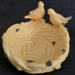 Comedouro de pássaros amarelo em cerâmica - Medidas: 20x14x12 cm - Lote com rabinho de um pássaro colado.