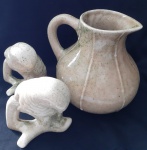 Jarra em cerâmica e dois adornos em forma de pássaros  Altura: 15 cm e 12 cm