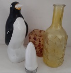 Pinguim decorativo em porcelana, jarra em vidro, pote em acrílico e saleiro - Altura: 22 cm 9( PINGUIM  com marcas do tempo e vários descascados.