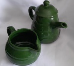 Lote com bule, e leiteira em cerâmica na cor verde - Alturas: 20 cm e 10 cm