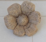 Flor esculpida em pedra sabão     - Diâmetro: 20 cm e Altura: 20 cm