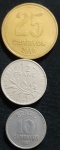 Três moedas sendo uma  Argentina 25  centavos ano  2010, meio Franco francês  ano 1960 ou 1966( ilegível) e 10 centavos brasileiro ano 1987